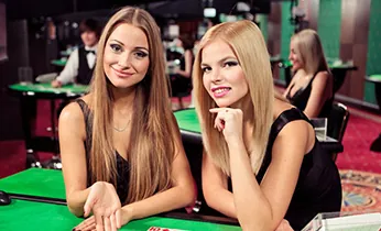 Bàn Baccarat với dealer trực tuyến trong ứng dụng cado888
